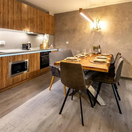 Incredible 2bdr With Veranda And House-like Feel *