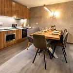 Incredible 2bdr With Veranda And House-like Feel *