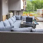 Апартамент Incredible 2bdr With Veranda And House-like Feel *