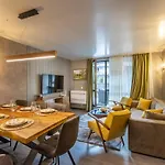 Апартамент Incredible 2bdr With Veranda And House-like Feel