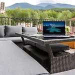 Апартамент Incredible 2bdr With Veranda And House-like Feel *