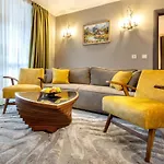 Апартамент Incredible 2bdr With Veranda And House-like Feel