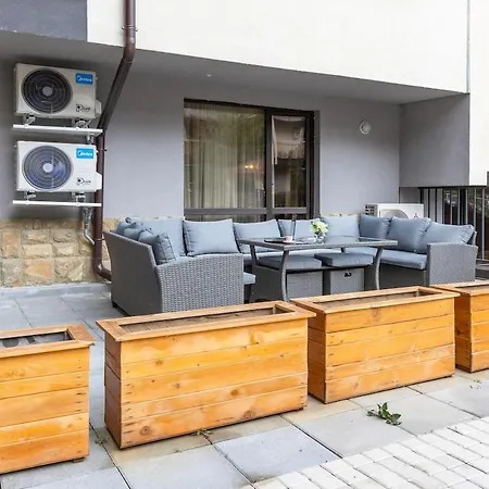 Incredible 2bdr With Veranda And House-like Feel Апартамент *