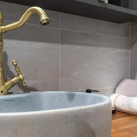 Incredible 2bdr With Veranda And House-like Feel 아파트