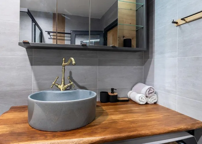 Incredible 2bdr With Veranda And House-like Feel アパート バンスコ